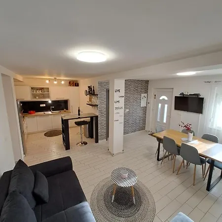 Διαμέρισμα Apartman Leilani *
